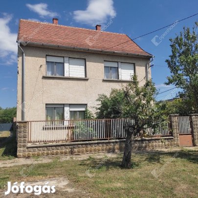 Kétszintes, azonnal költözhető családi ház eladó Nagysimonyiban!