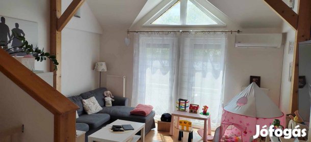 Kétszintes, erkélyes lakás eladó Monor központi részén saját park