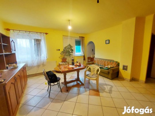 Kétszintes, szigetelt családi ház eladó Bölcskén!