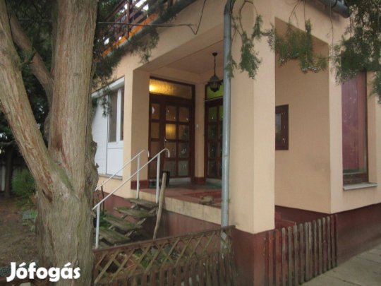 Kétszintes családi ház, városközpothoz közel