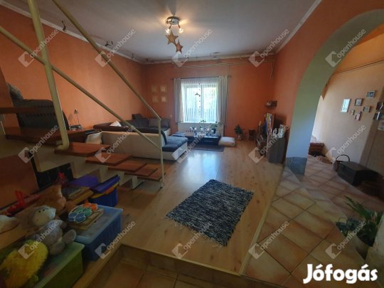 Kétszintes családi ház eladó Nagykanizsán.
