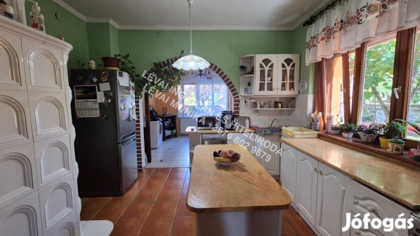 Kétszintes családi ház eladó raktárépülettel