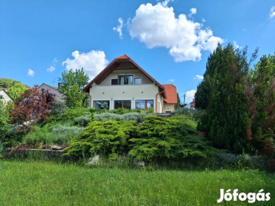 Kétszintes lakóház beltéri medencével, garázzsal Balatonfüreden eladó!