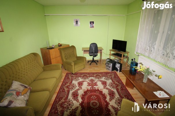 Kétszintes tégla ház, garázzsal.