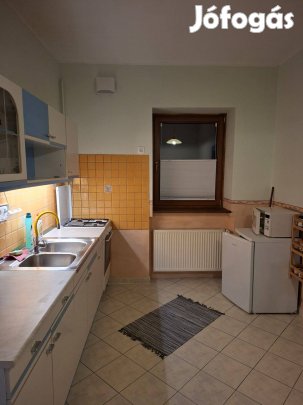 Kétszobás, földszinti, bútorozott lakás kiadó a Főtér közelében