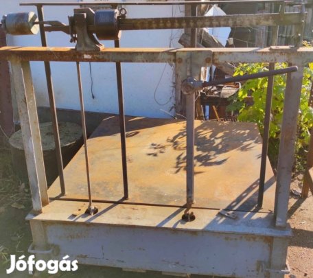 Kéttonnás, nagy, tolósúlyos mázsa