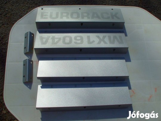 Keverő és 1U Rack-fülek