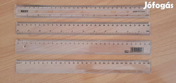 Keveset használt 30 cm-es műanyag vonalzó. Darabár.