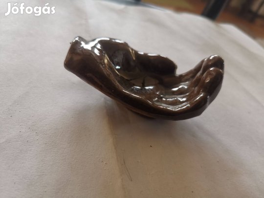 Kéz alakú kerámia hamutartó