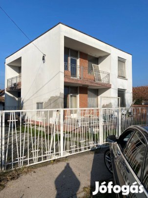 Kézai utcában 4 szobás családi ház eladó