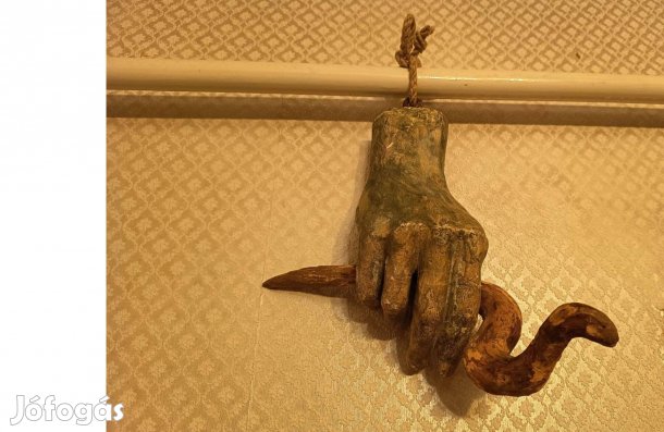 Kézfej Kígyóval, Függesztett Szobor Kompozíció