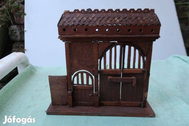 Kézi faragású erdélyi székelykapu disztárgy 25x25cm