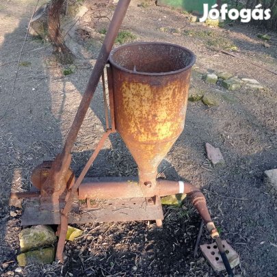 Kézi hajtású retro tömőgép Kiskunfélegyházán - felújításra