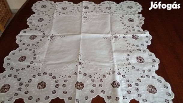 Kézi hímzés, fehéren fehér gyönyörű riselt terítő eladó