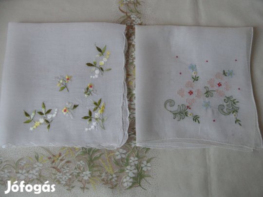 Kézi hímzésű díszzsebkendő ( 2 db. )