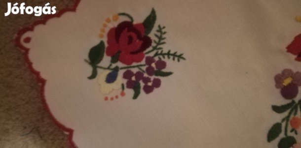 Kézi hímzésű gyönyörű 2 db terítő együtt eladó