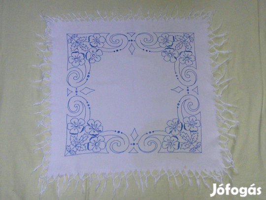 Kézi hímzésű rojtos vászon terítő