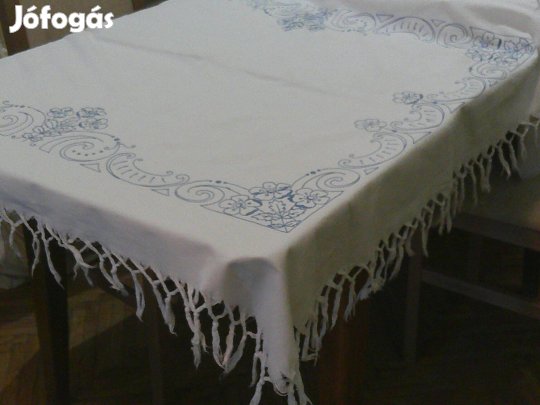 Kézi hímzésű rojtos vászon terítő