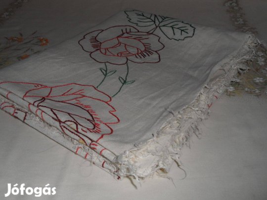 Kézi hímzésű rózsás vászon terítő
