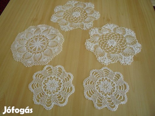 Kézi horgolású, fehér csipke terítő öt db