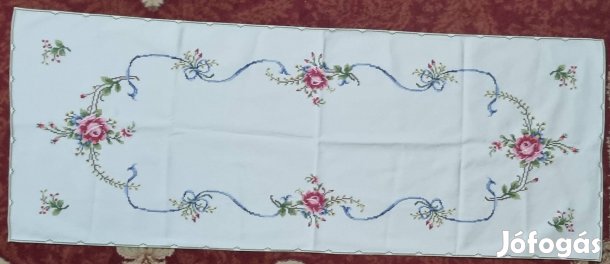 Kézi kereszthímzésű rózsás terítő 105x40 cm