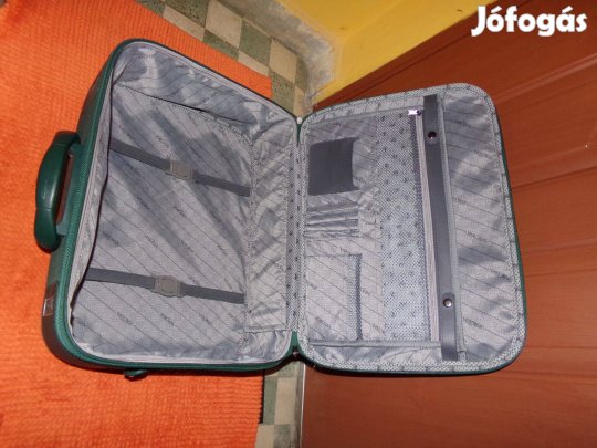 Kézipoggyász bőrönd 54x47x23 új üzletibőrönd minőségi Voyage