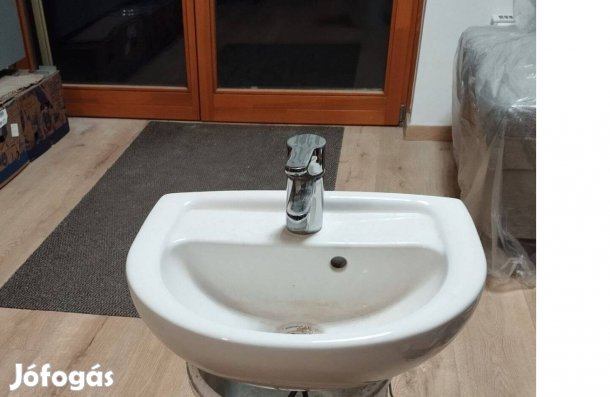 Kézmosó, fali mosdó csappal, 44 cm széles