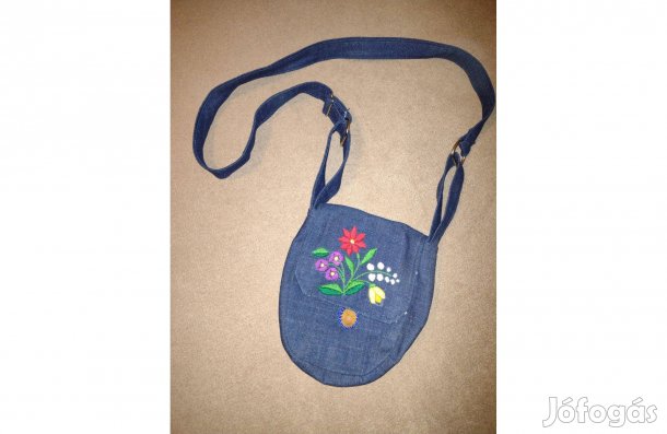 Kézműves Matyó hímzett virágos oldal táska, váll táska, belül pöttyös