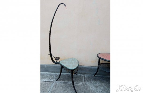 Kézműves fém állólámpa és asztal