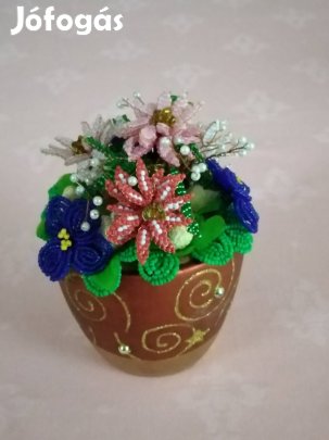 Kézműves gyöngyökből fűzött virágok karácsonyi arany színű kaspóban