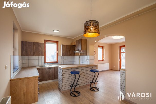 Kéznél a város, közel az autópálya  ideális lokáció