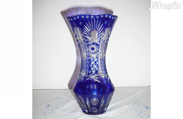 Kézzel csiszolt kobaltkék pácos kristály váza. Hibátlan. 20cm