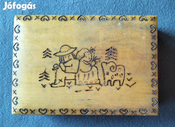 Kézzel díszített fa ékszerdoboz népi motívumokkal