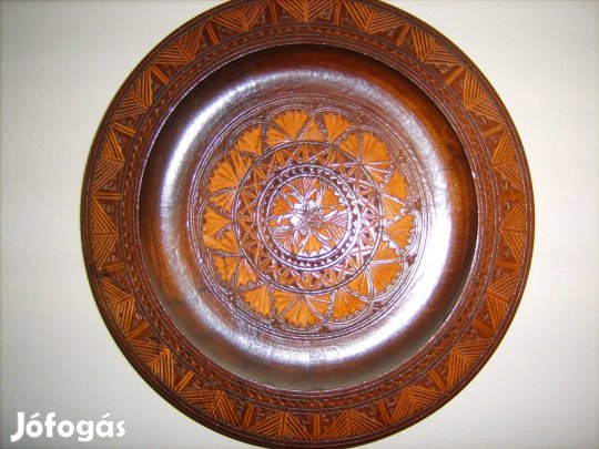 Kézzel faragott, nagyobb méretű fa fali tál