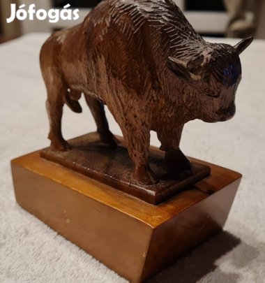 Kézzel faragott fa bikaszobor