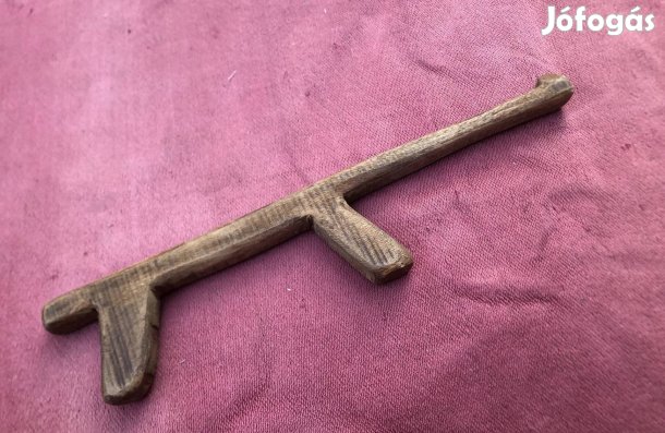 Kézzel faragott régi fapuska 1500 Ft