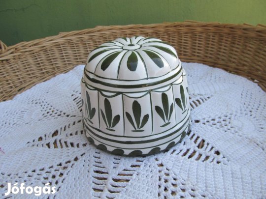 Kézzel festett kis kőporcelán sütőforma