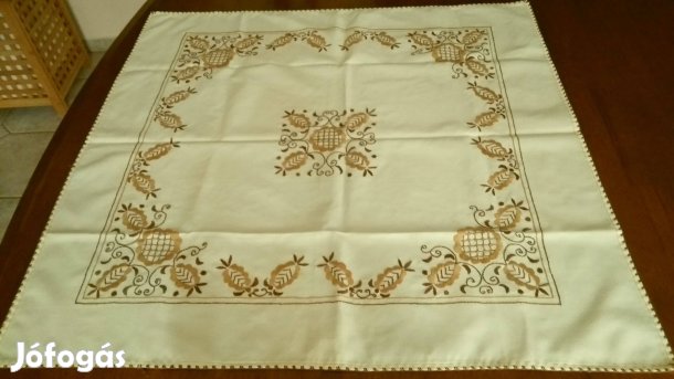 Kézzel himzett, elegáns, teritő eladó