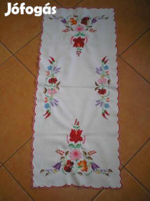 Kézzel hímzett asztali futó, hosszúkás asztalterítő hibátlan