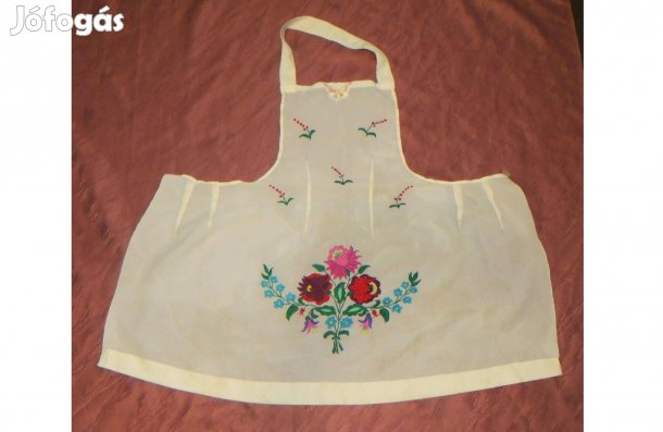 Kézzel hímzett bézs kalocsai mintás kötény 1980-s évekből