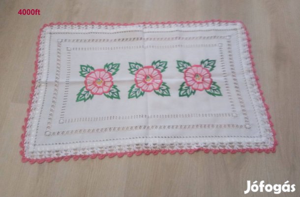Kézzel hímzett dohányzóasztal terítők
