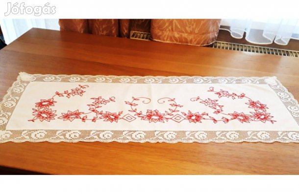 Kézzel hímzett-horgolt asztali futó
