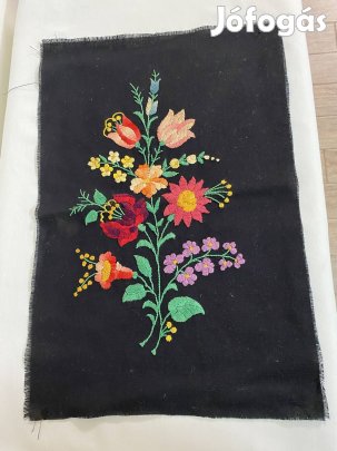 Kézzel hímzett kalocsai mintás falikép keret nélkül 41x28 cm