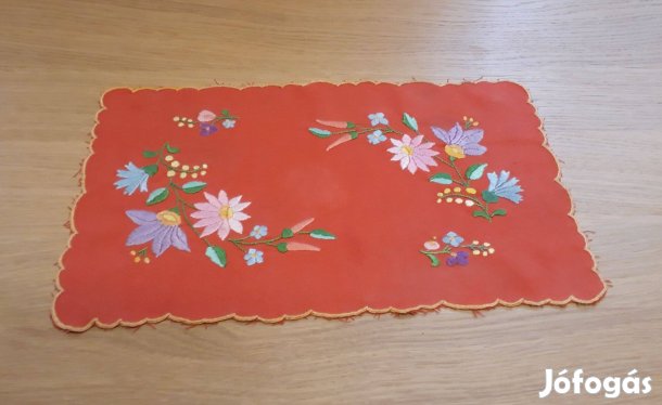 Kézzel hímzett kis terítő