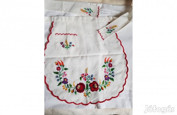 Kézzel hímzett kötény