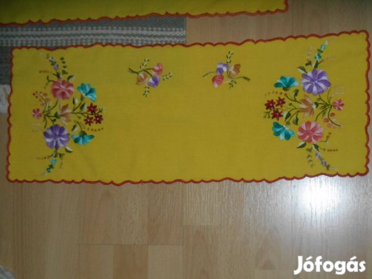 Kézzel hímzett terítő 0,66 x 0,25