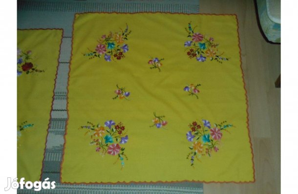Kézzel hímzett terítő 0,69 x 0,72