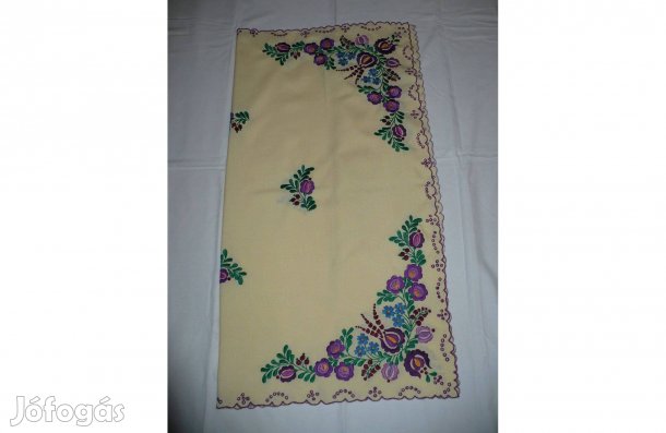 Kézzel hímzett terítő, 85x87 cm-es