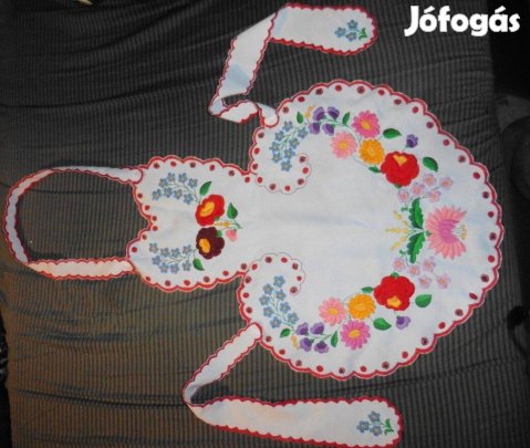 Kézzel hímzett új kötény