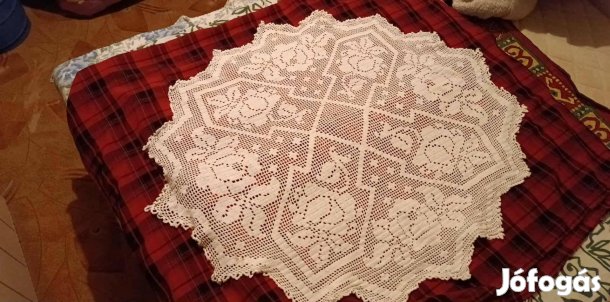 Kézzel horgolt csipke terítő